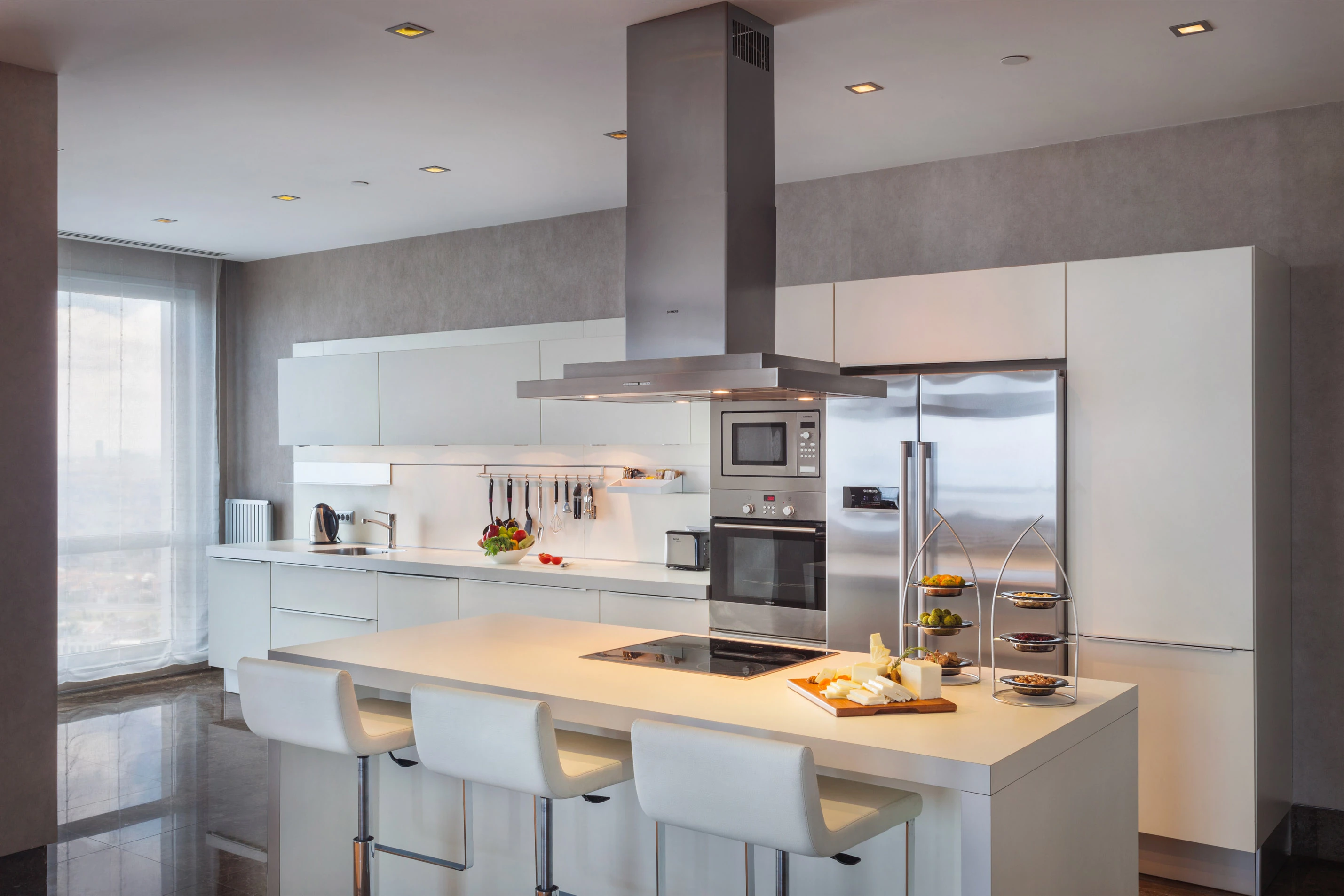 Dört yatak odalı penthouse süitnin donanımlı mutfağı