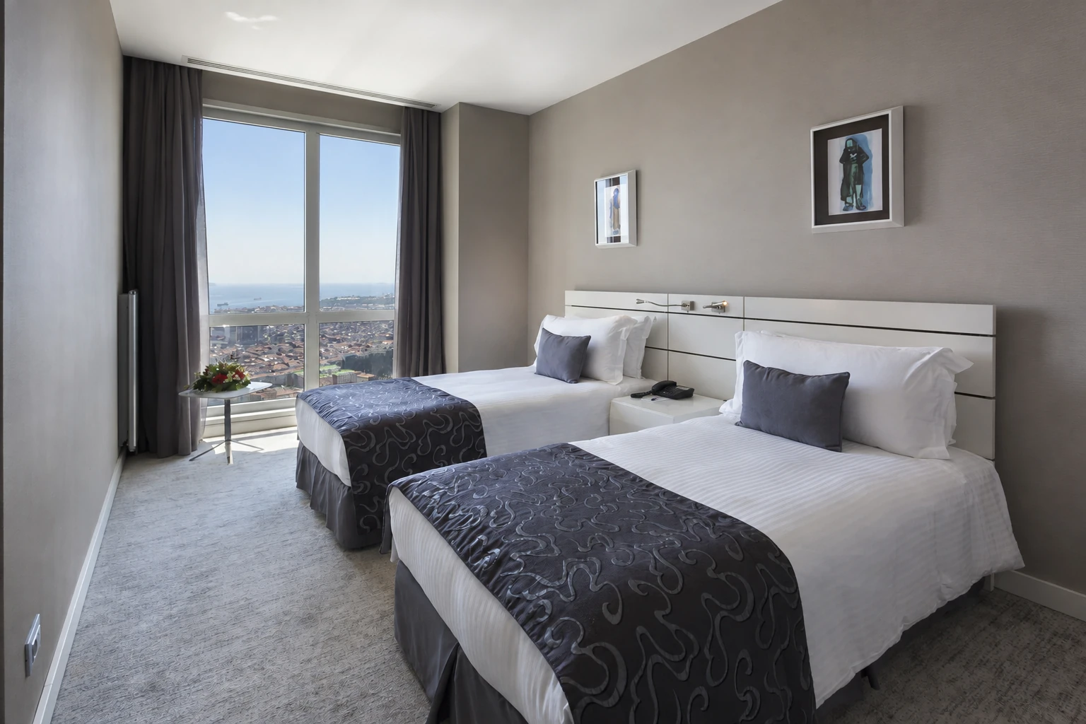 Üç yatak odalı deluxe dairenin yatak odalarından biri